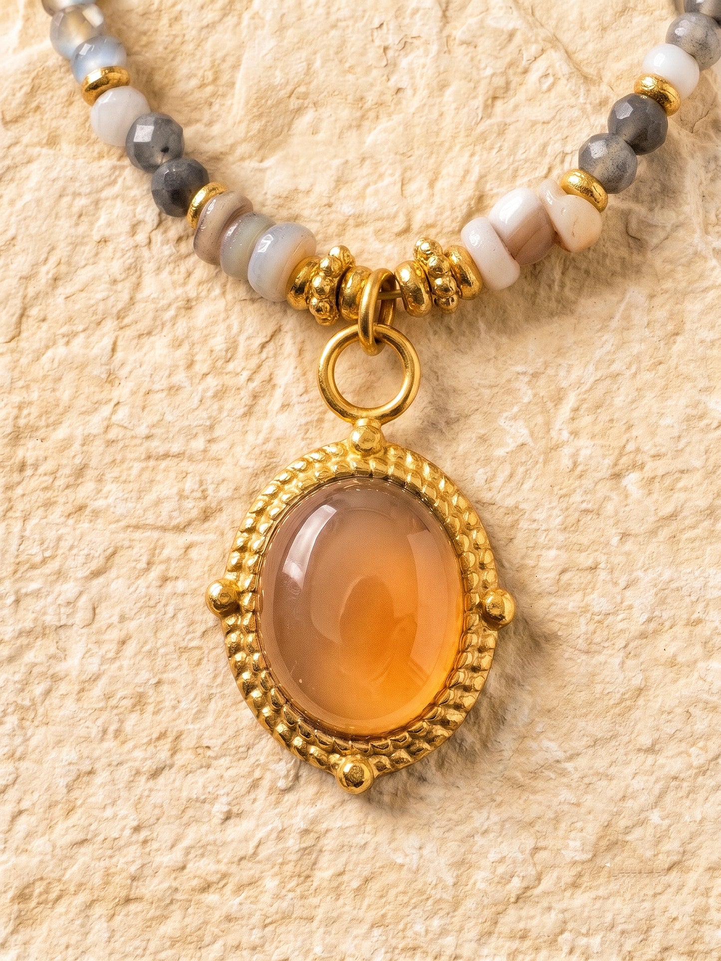 collier d‘agate grise naturelle et les perles du collier bohème SONGE.