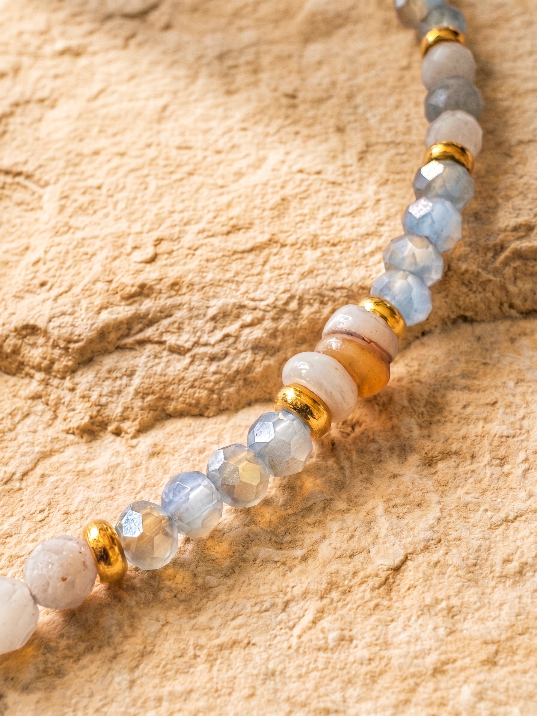 collier d‘agate grise naturelle et les perles du collier bohème SONGE.