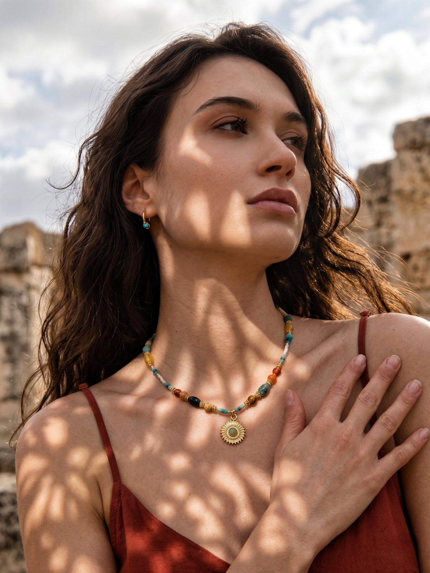 Femme sous le soleil portant le collier SOLEIL D'AZUR, ras de cou bohème chic aux couleurs de la mer