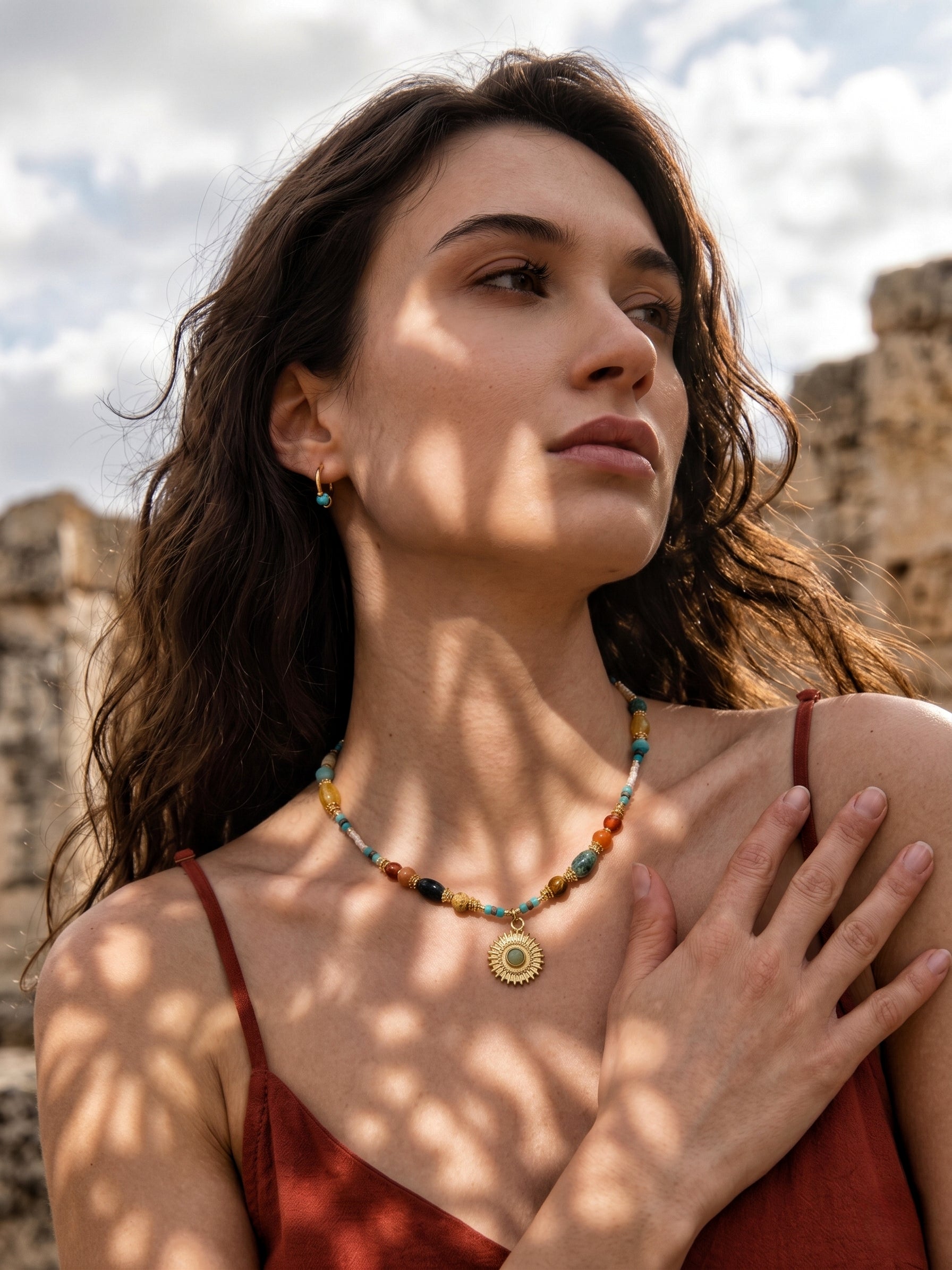 Femme sous le soleil portant le collier SOLEIL D'AZUR, ras de cou bohème chic aux couleurs de la mer