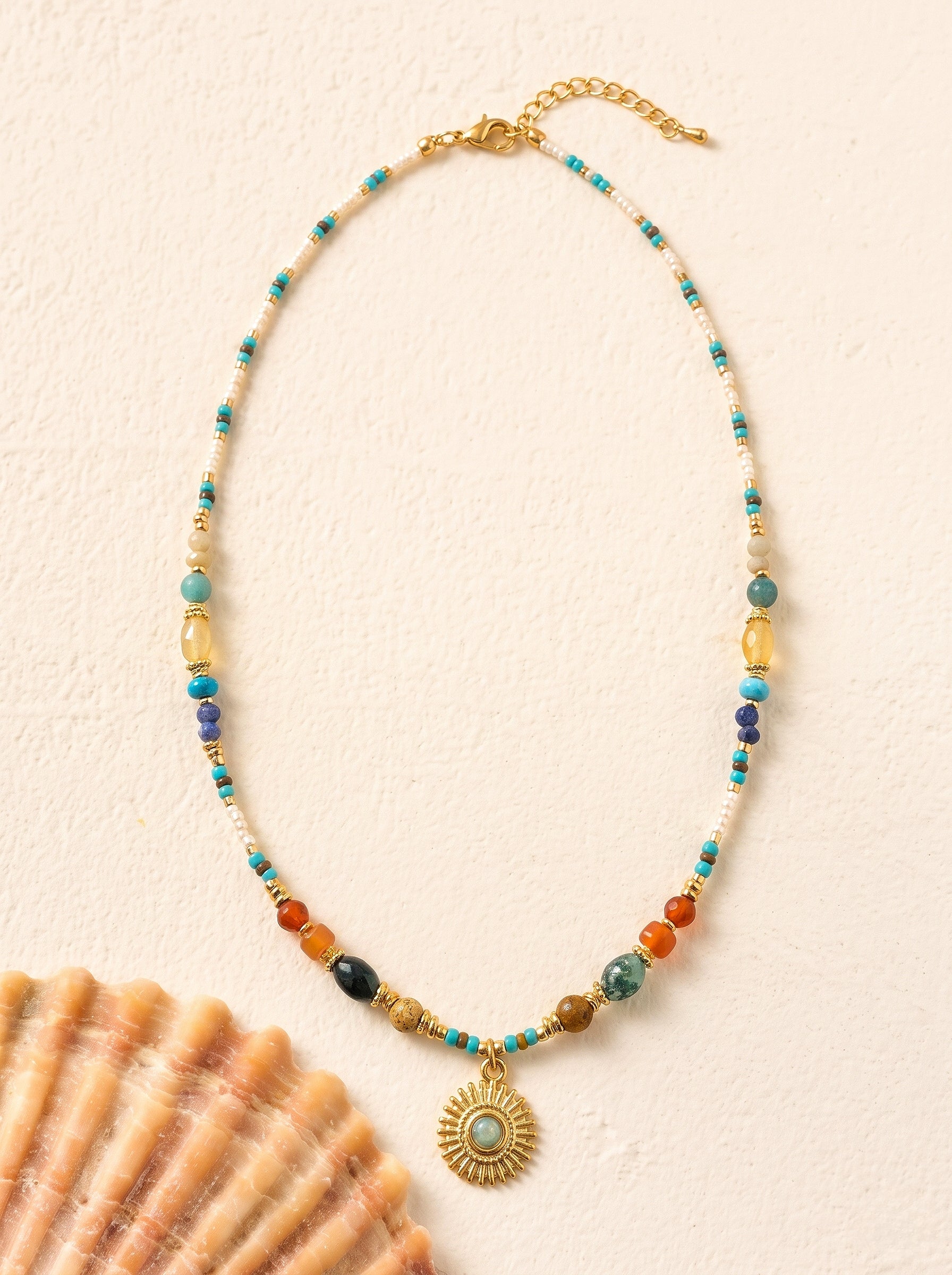 Détail des pierres naturelles (citrine, amazonite) du collier SOLEIL D'AZUR, bijou en acier inoxydable doré waterproof.