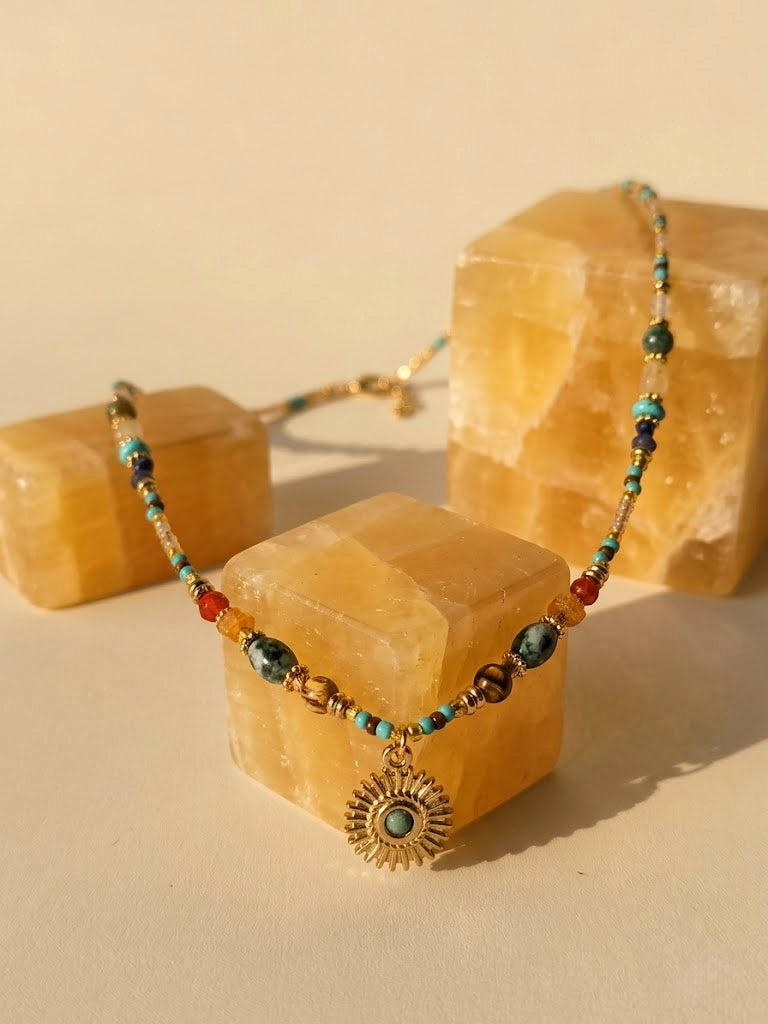 Collier d'été SOLEIL D'AZUR avec pendentif soleil scintillant, perles en turquoise naturelle et lapis-lazuli.