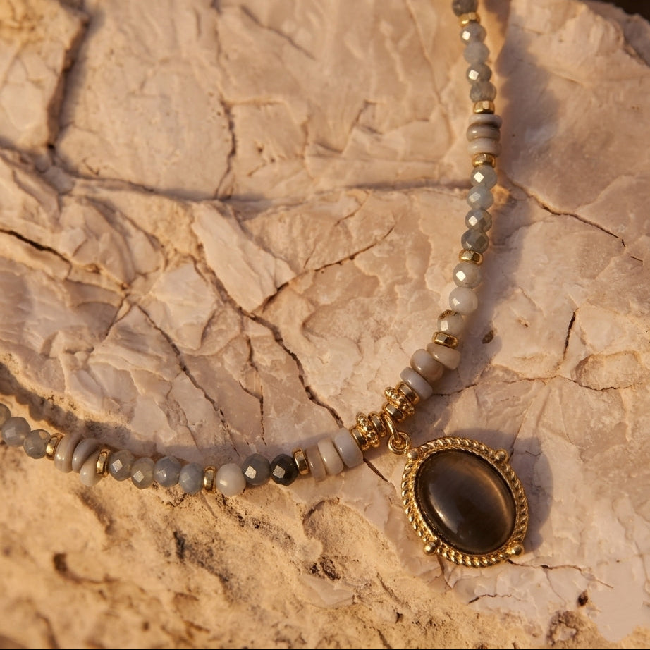Gros plan sur le pendentif en agate grise naturelle et les perles du collier bohème SONGE.