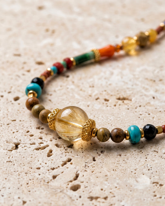 Le collier DUNE DORÉE est une véritable ode au soleil. Ras de cou en pierres naturelles et pendentif soleil, conçu en acier doré inoxydable pour vous accompagner partout, même à la plage (waterproof). 🛍️ Cliquez pour l'offrir ou vous faire plaisir !