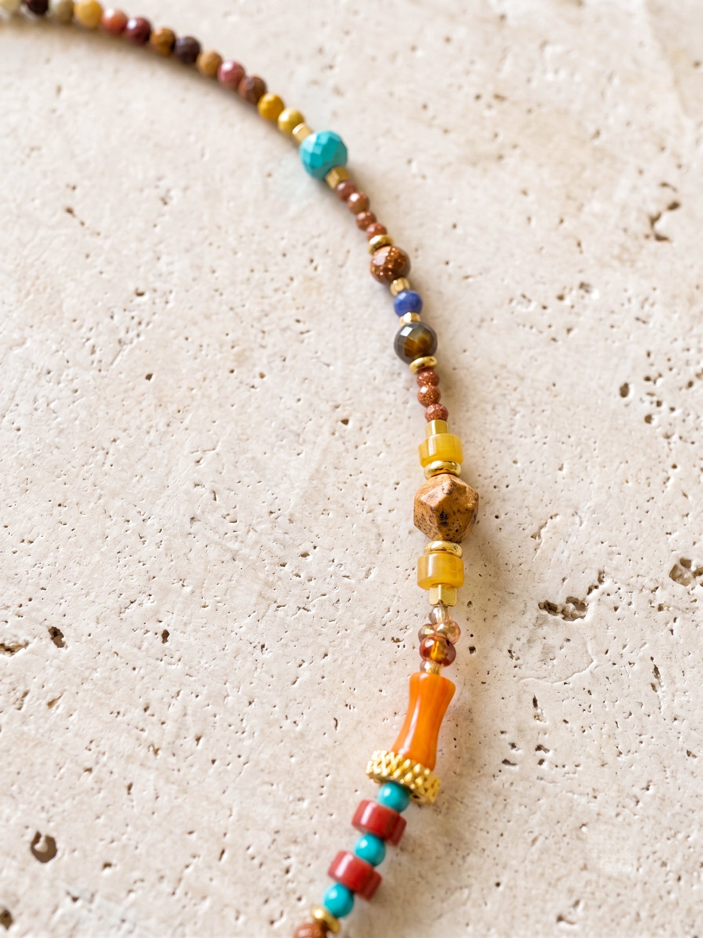 Le collier DUNE DORÉE est une véritable ode au soleil. crystal naturel
