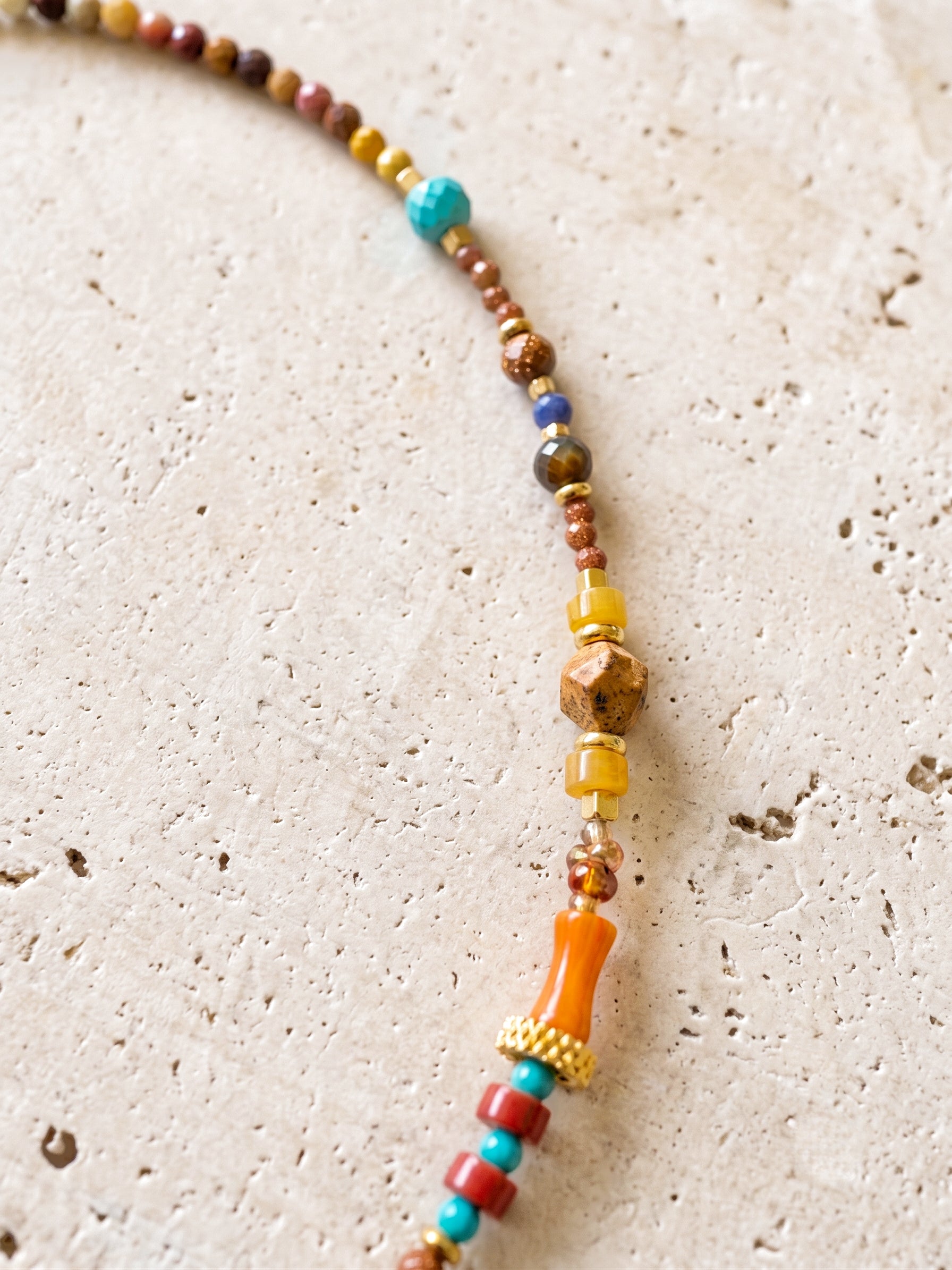 Le collier DUNE DORÉE est une véritable ode au soleil. crystal naturel