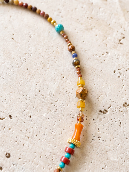Le collier DUNE DORÉE est une véritable ode au soleil. crystal naturel