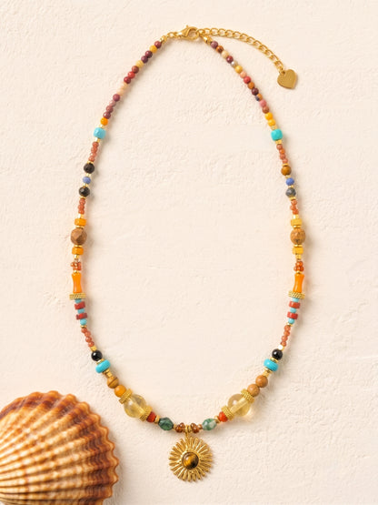 Le collier DUNE DORÉE est une véritable ode au soleil. Ras de cou en pierres naturelles et pendentif soleil, conçu en acier doré inoxydable pour vous accompagner partout, même à la plage (waterproof). 🛍️ Cliquez pour l'offrir ou vous faire plaisir !