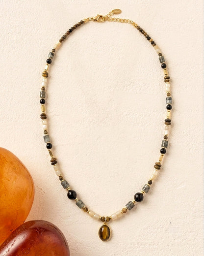 Vue d'ensemble du collier BOIS DE NUIT, bijou artisanal en perles naturelles et acier doré résistant à l'eau.