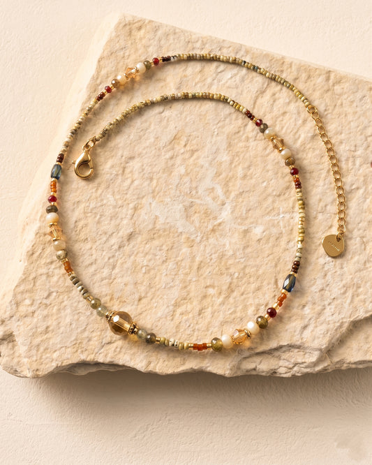 Vue d'ensemble du collier fin SOUS LES OLIVIERS : perles en cristal véritable et détails en nacre.